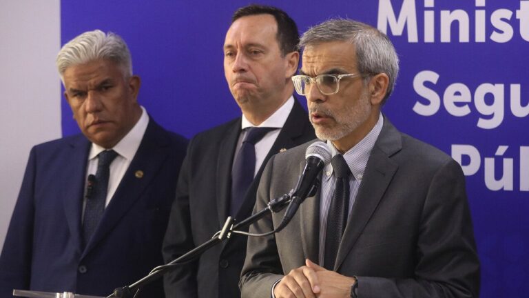 Tres detenidos por ataque y amenazas a gendarme en Maule: Le dejaron una corona de flores y dispararon hacia su casa