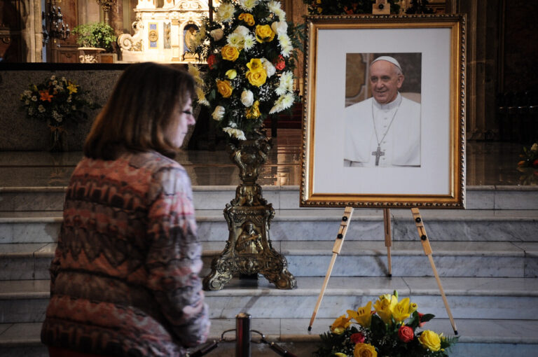 Presidente Boric decreta tres días de duelo nacional por la muerte del Papa Francisco