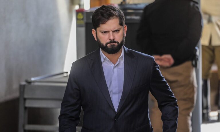 “Nadie está por sobre la ley”: Presidente Boric desdramatiza petición de fiscal para interferir su teléfono personal