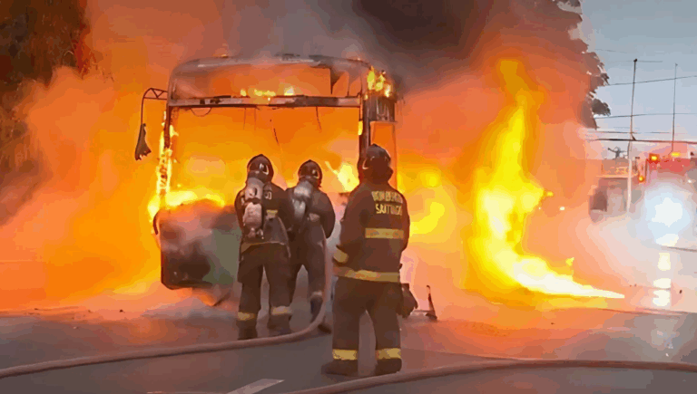 Bus Red se incendia en plena vía pública de Estación Central