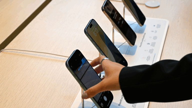 Celulares y computadores estarán exentos de aranceles de Trump: Es “la mejor noticia posible para inversores tecnológicos