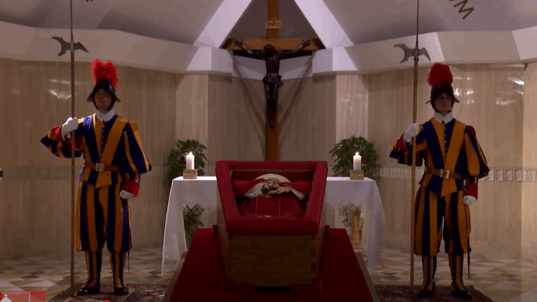 Vaticano publica primeras imágenes del papa fallecido: Misa exequial y funeral serán este sábado 26 de abril