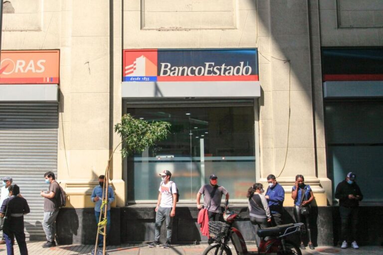 Justicia ordena a BancoEstado pagar subsidios de licencias médicas de pre y postnatal retenidos a mujer extranjera