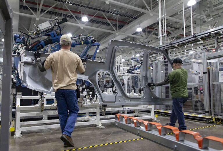Trump afirma que el libre comercio destruyó empleos en la industria automotriz, pero datos del Departamento de Trabajo lo contradicen