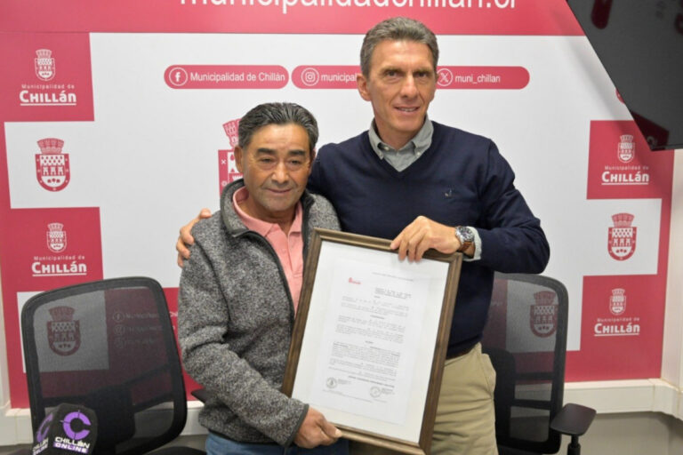 Nombran calle de Chillán en honor a recolector de residuos con casi 30 años de servicio: “De verdad no lo esperaba”