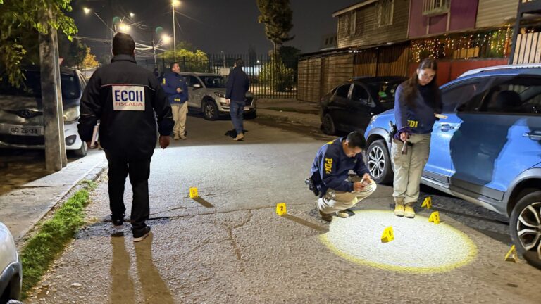 Homicidio en Puente Alto: Sujetos le dispararon a mujer que iba entrando a su casa