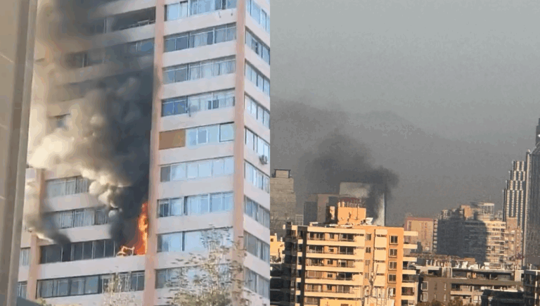 Intenso incendio afectó departamento cercano a Plaza Baquedano
