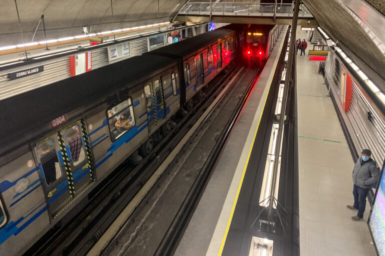 Informan retraso en Línea 2 del Metro por falla técnica en uno de los tramos más transitados del sistema