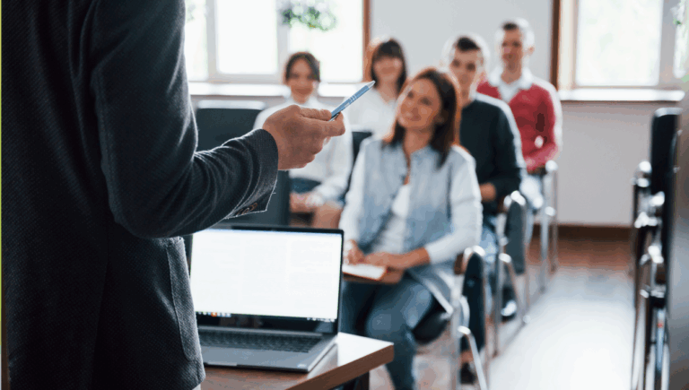 Pagan hasta $6 millones mensuales: Países como Australia y Reino Unido abren más de 300 plazas para profesores chilenos