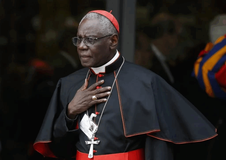 ¿Quién es Robert Sarah?: El cardenal conservador que gana protagonismo tras la muerte del Papa Francisco