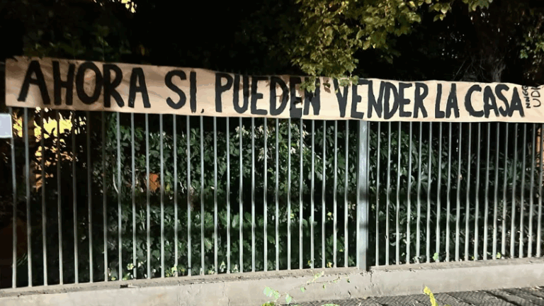 Nuevas Generaciones UDI despliegan pancarta en la casa de Allende