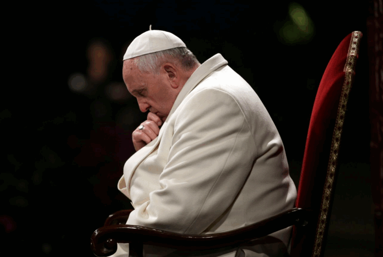 En artículo póstumo, el Papa Francisco llamó a terminar el 