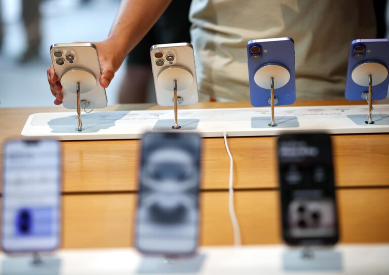 Un alivio para la Big Tech: Trump anuncia exención de aranceles a smartphones y computadoras