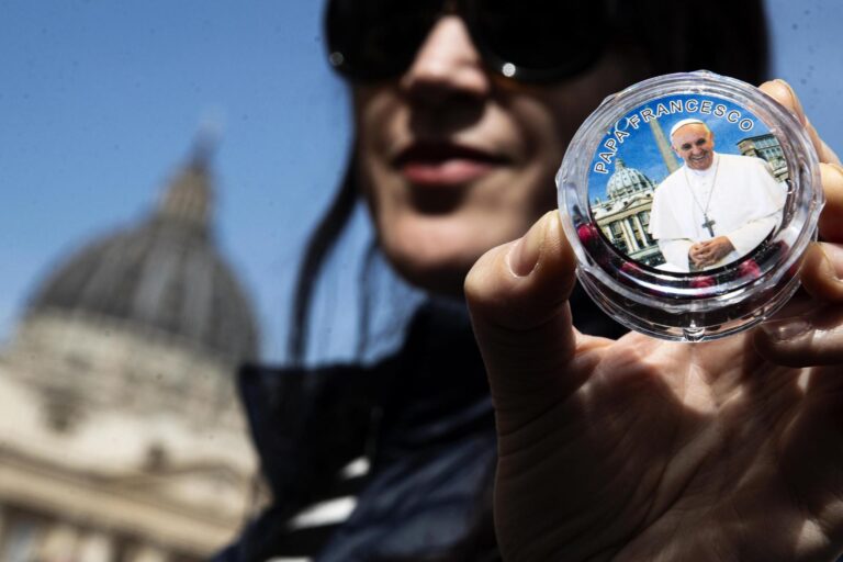 Estupor y pesar entre fieles y turistas en el Vaticano tras la muerte del Papa Francisco: así fue la reacción en la Plaza de San Pedro