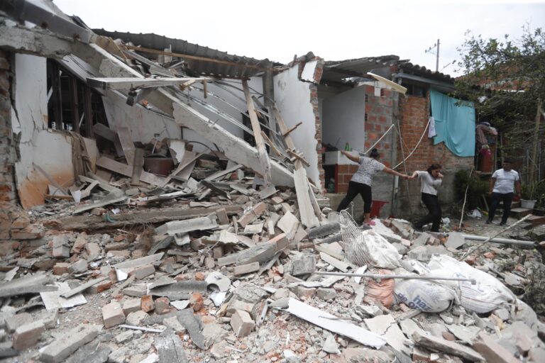 Dos muertos y 24 heridos deja un atentado explosivo en la localidad colombiana de La Plata