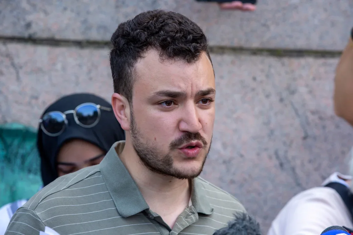Mahmoud Khalil es visto en un campamento de protesta pro-palestina en el campus de la Universidad de Columbia en Nueva York el 29 de abril de 2024. Ted Shaffrey/AP/File