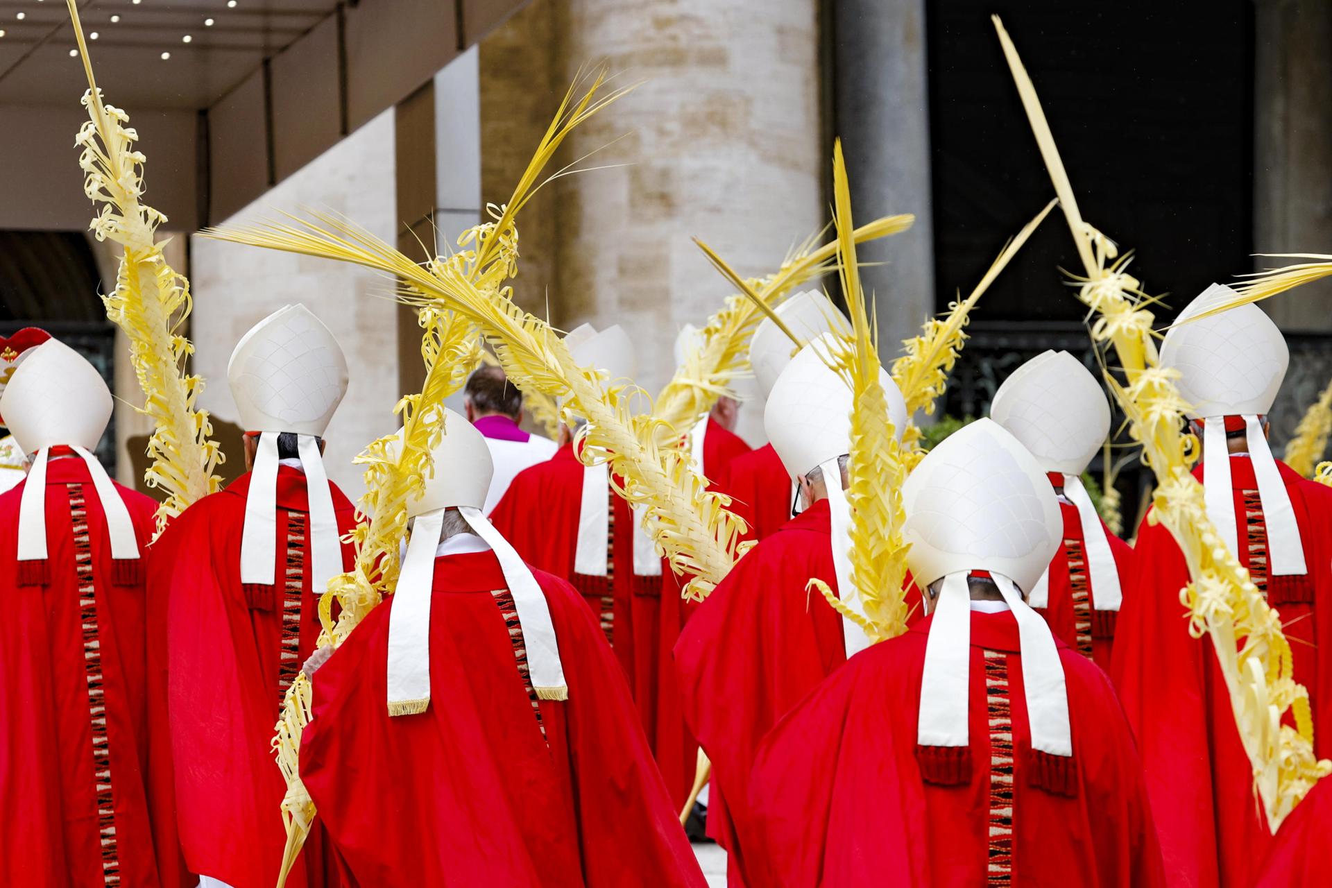 Los cardenales llegan para la misa del Domingo de Ramos en la Plaza de San Pedro en el Vaticano, el 13 de abril de 2025. EFE/EPA/FABIO FRUSTACI
