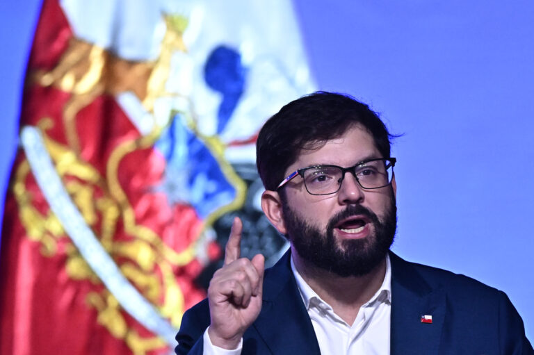 Presidente Boric alerta contra la ultraderecha y su 