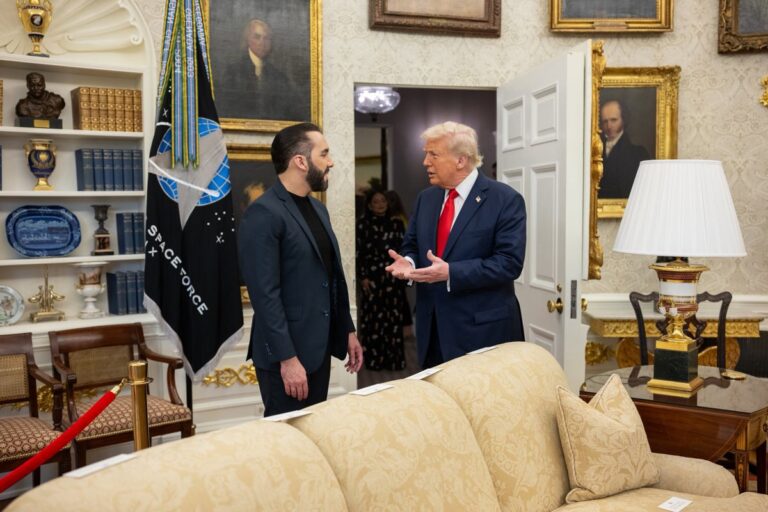 Trump insiste ante Bukele en su deseo de expulsar a estadounidenses a El Salvador: “Tendrás que construir como 5 cárceles más”