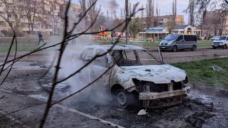 Misil ruso mata a 19 personas, incluidos 9 niños, en ciudad natal de Zelensky