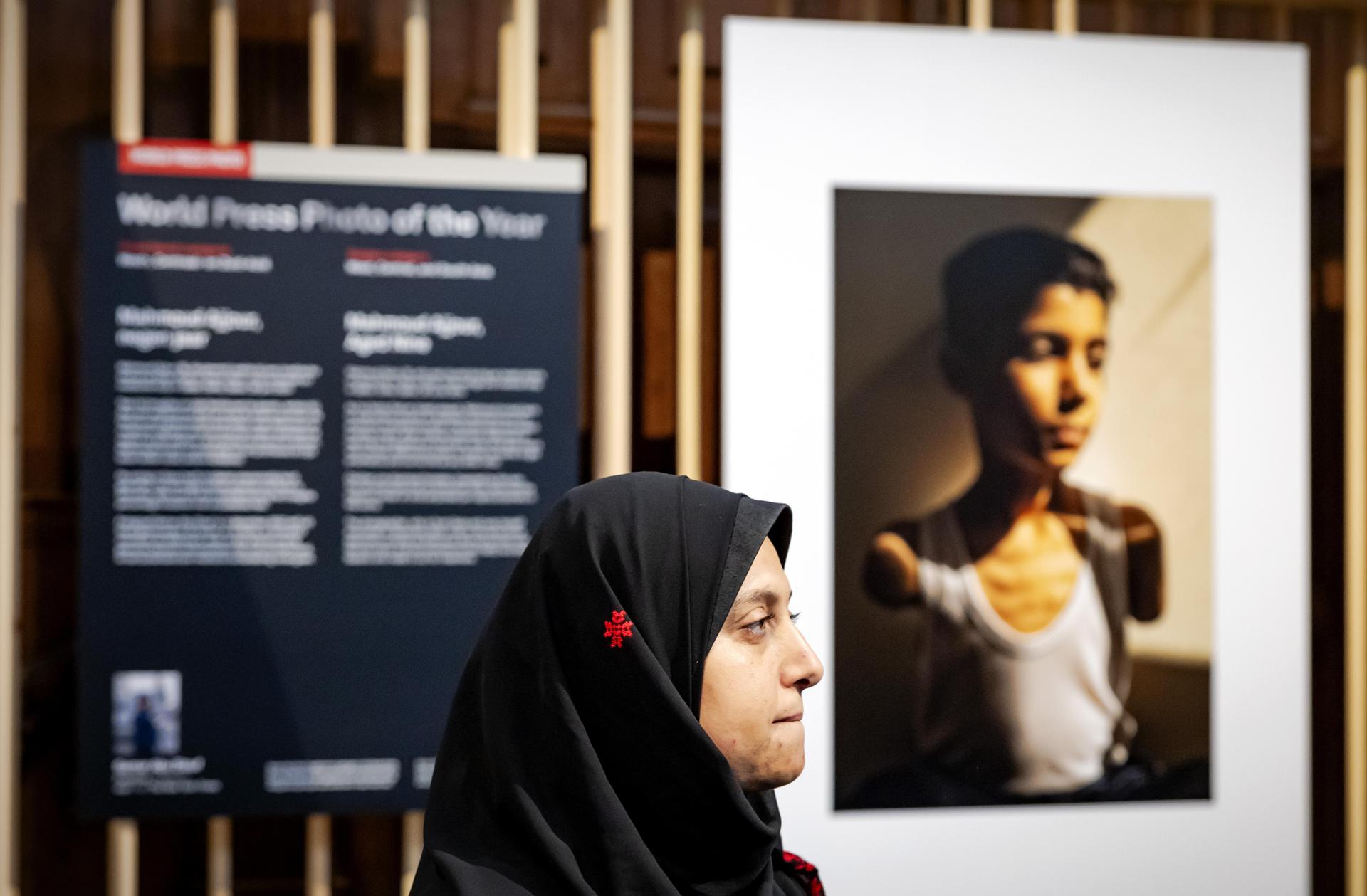 ÁMSTERDAM (Países Bajos), 17/04/2025.- La fotógrafa palestina Samar Abu Elouf posa ante su fotografía ganadora del premio World Press Photo del año, durante el anuncio de los ganadores del World Press Photo en la Nieuwe Kerk de Ámsterdam, Países Bajos, el 17 de abril de 2025. Otorgado cada año, el World Press Photo es uno de los premios más prestigiosos para fotoperiodistas. (Países Bajos; Holanda) EFE/EPA/ROBIN VAN LONKHUIJSEN