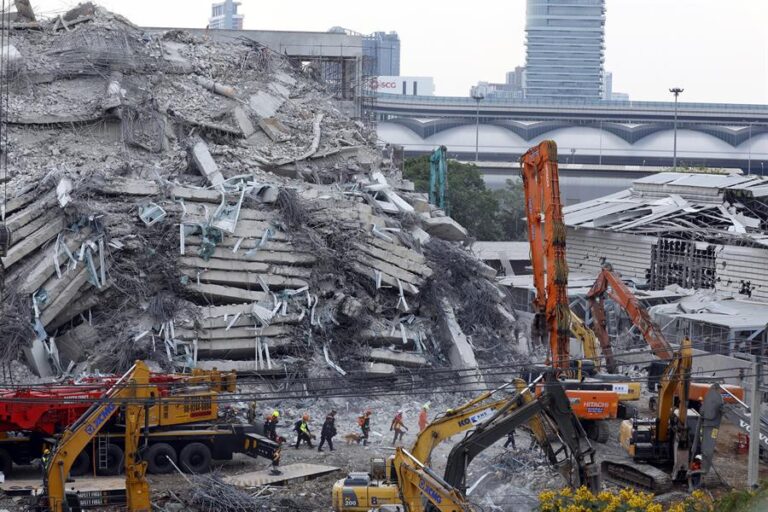 Increíble rescate en Birmania: Dos hombres son salvados de los escombros de un hotel 5 días después de terremoto 7,7