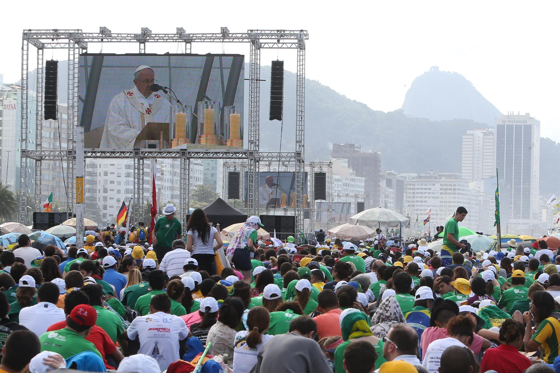- Creyentes asisten a la misa de clausura de la Jornada Mundial de la Juventud, oficiada por el papa Francisco, hoy, domingo 28 de julio de 2013, en la playa de Copacabana, en Río de Janeiro (Brasil). EFE/Fernando Bizerra Jr.