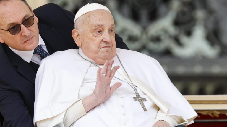 Francisco aparece sin asistencia de oxígeno y saludando a los fieles en la Plaza de San Pedro en el inicio de Semana Santa
