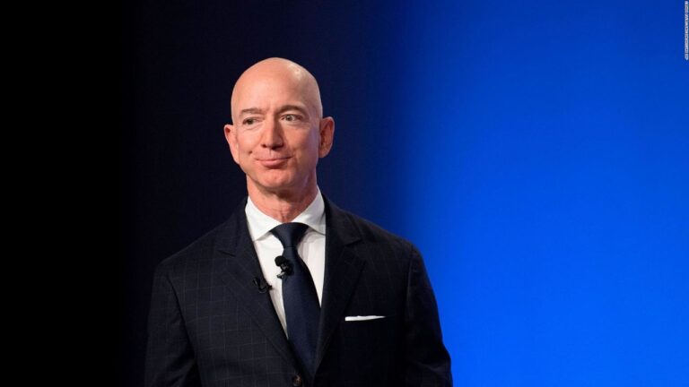 Un Trump furioso llamó a Jeff Bezos tras enterarse que Amazon consideró mostrar el costo de los aranceles en sus productos