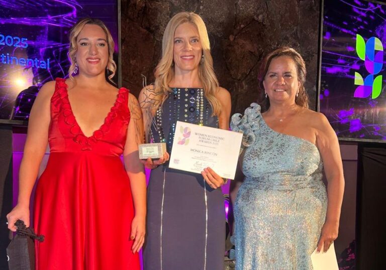 Periodista de CNN Chile: Mónica Rincón recibe reconocimiento del Women Economics Forum 2025