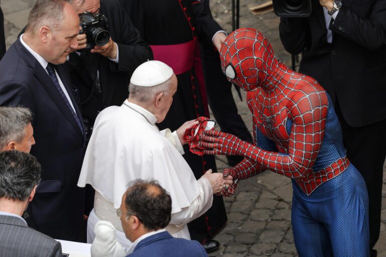 El día que el Papa Francisco bendijo a Spiderman: una historia de fe, esperanza y humanidad