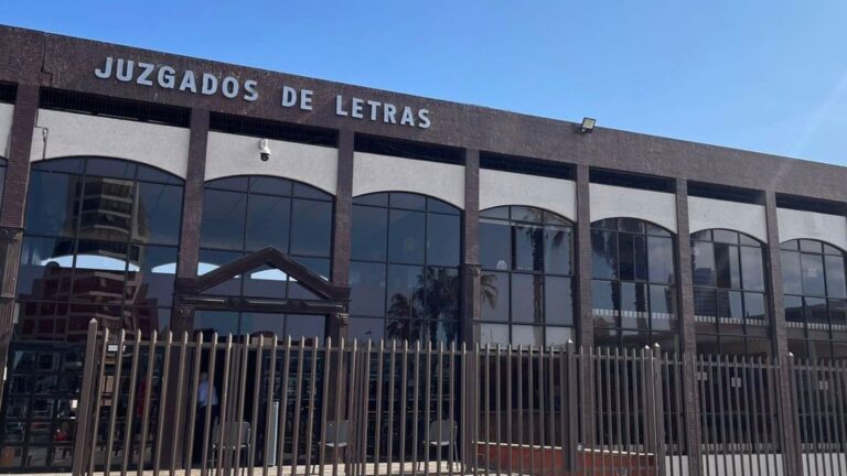 Justicia ordena a Municipalidad de Iquique indemnizar con 2 millones a transeúnte que cayó en una cámara subterránea