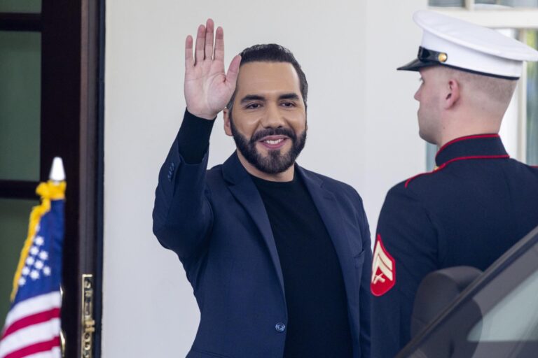 Bukele ofrece a Maduro un intercambio de prisioneros por venezolanos deportados por Estados Unidos