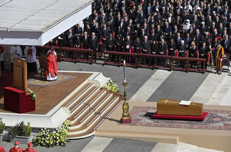 Así fue el último adiós al Papa Francisco: más de 250 mil personas en el Vaticano, una procesión por Roma y Trump como protagonista