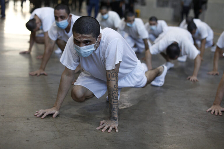 Revelan que personas deportadas comparten celda con criminales convictos en megaprisión de El Salvador