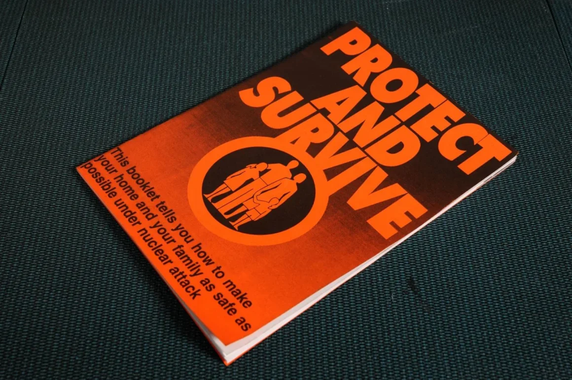 Los folletos "Protect and Survive" ofrecían consejos a la población británica sobre cómo sobrevivir a un ataque nuclear durante la Guerra Fría. Andy Drysdale/Shutterstock