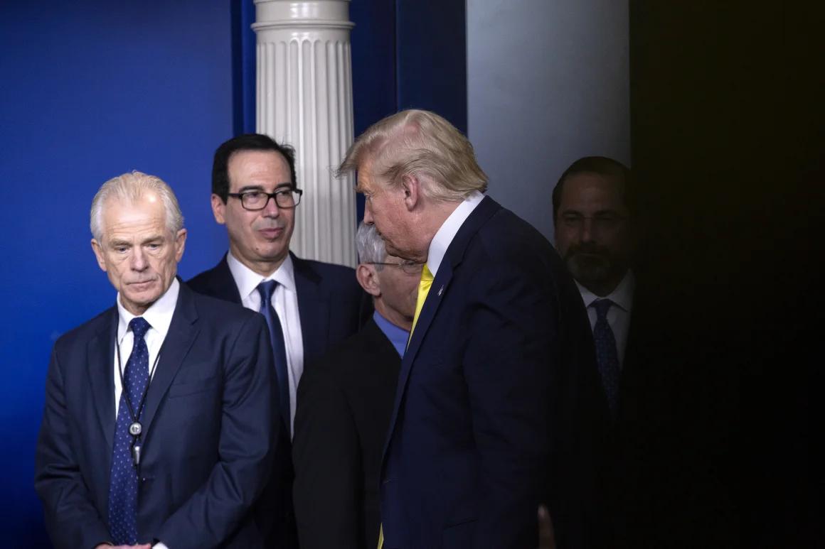 El presidente de Estados Unidos, Donald Trump, se retira tras una conferencia de prensa en Washington, EE.UU., el lunes 9 de marzo de 2020. Bloomberg/Bloomberg/Bloomberg via Getty Images