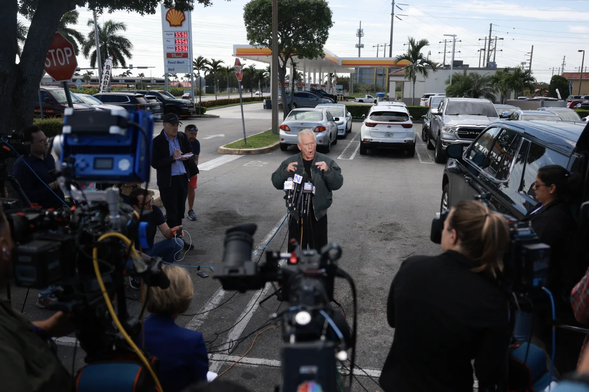 Peter Navarro ofrece una conferencia de prensa antes de entregarse en una prisión federal el 19 de marzo de 2024 en Miami, Florida. Joe Raedle/Getty Images North America/Getty Images