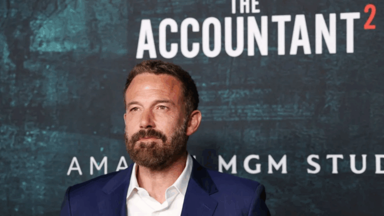 Ben Affleck aparece en alfombra roja acompañado de sus hijos y los de Jennifer Lopez para estreno de The Accountant 2
