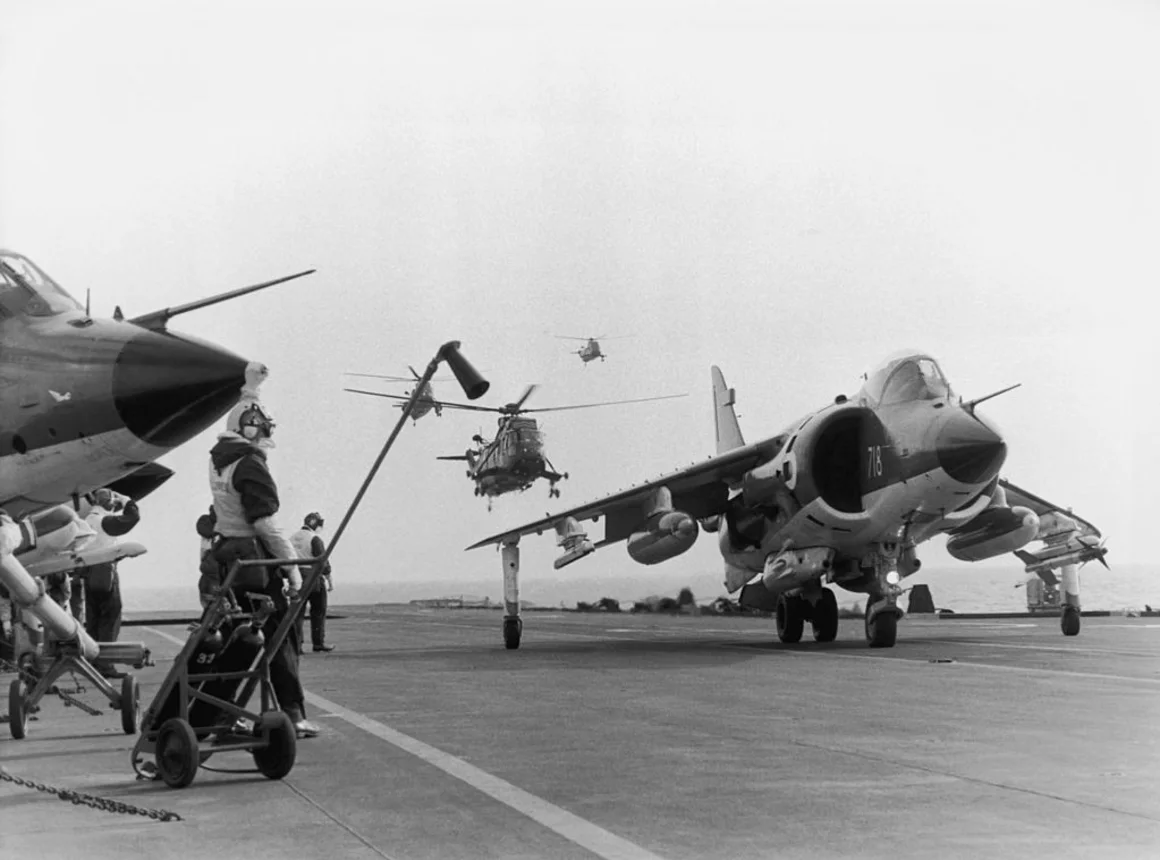 Un caza británico Sea Harrier en la cubierta de vuelo del portaaviones HMS Hermes dirigiéndose a las Malvinas tras el inicio de las hostilidades, abril de 1982. Getty