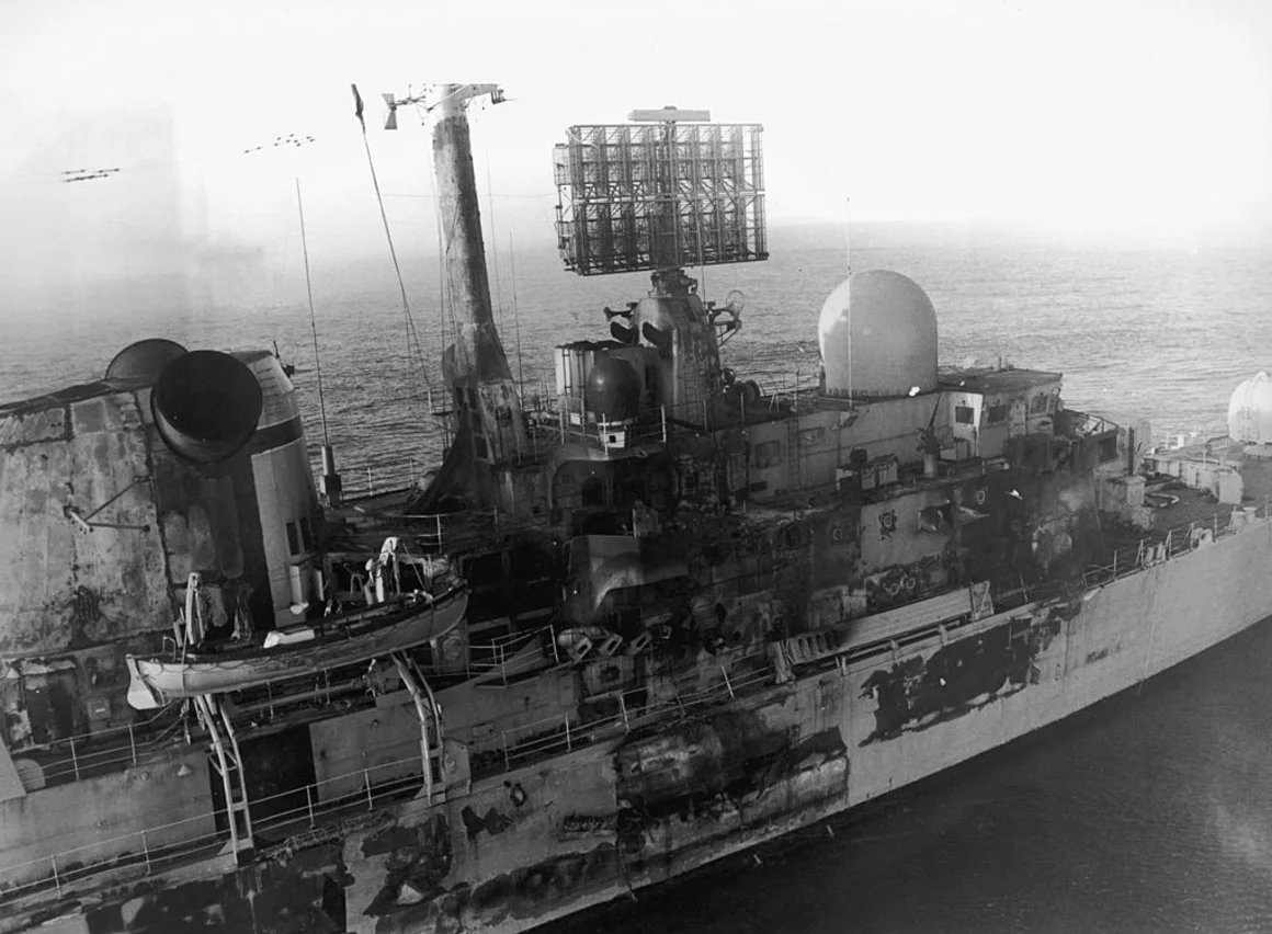 El destructor británico HMS Sheffield, dañado por un ataque con misiles Exocet cerca de las Islas Malvinas durante la guerra, mayo de 1982. Veinte personas perdieron la vida en el incidente y el barco se hundió posteriormente en el Atlántico Sur. Getty
