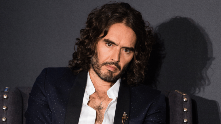 Russell Brand enfrentará cargos por violación y agresión sexual en Reino Unido: Comediante negó los cargos