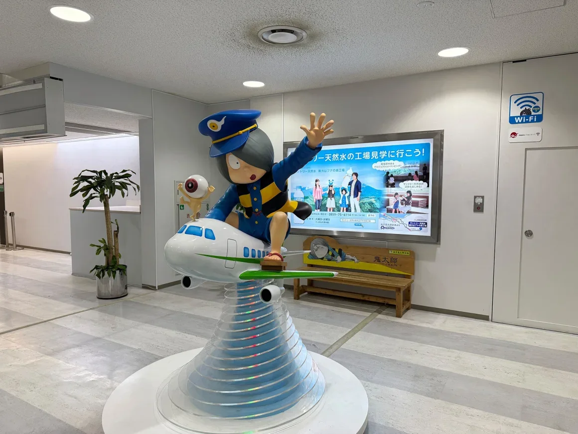 Otros aeropuertos en Japón tienen nombres inspirados en la cultura pop, como el Aeropuerto Yonago Kitaro, cuyo nombre proviene de un personaje de anime (en la imagen). Chris Lau/CNN