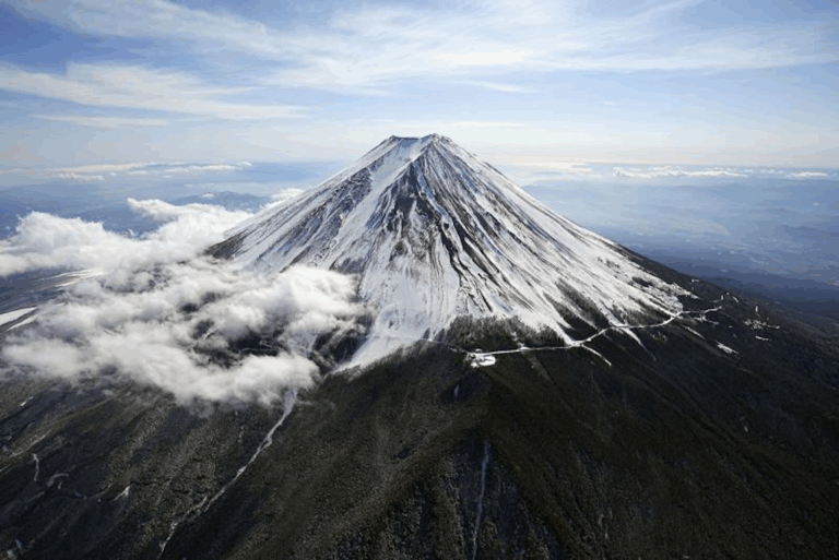 Estudiante fue rescatado dos veces del Monte Fuji en menos de una semana: Habría regresado para recuperar su celular
