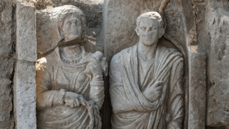 Con lujosas joyas y un collar de la luna creciente: Descubren dos raras estatuas funerarias en una tumba de Pompeya