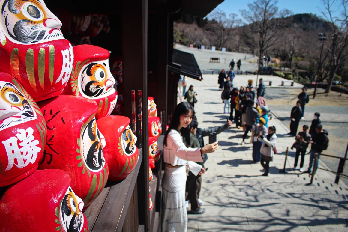 Los turistas posan con los santuarios Daruma, tomándose fotos y selfies. Rebecca Cairns/CNN
