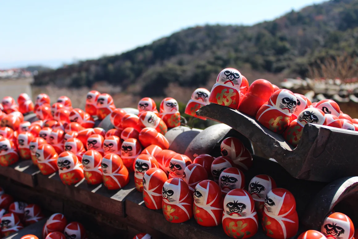 El Daruma-Mikuji (en la foto) es un “Daruma adivino” y tiene una fortuna escrita única en su interior. Rebecca Cairns/CNN
