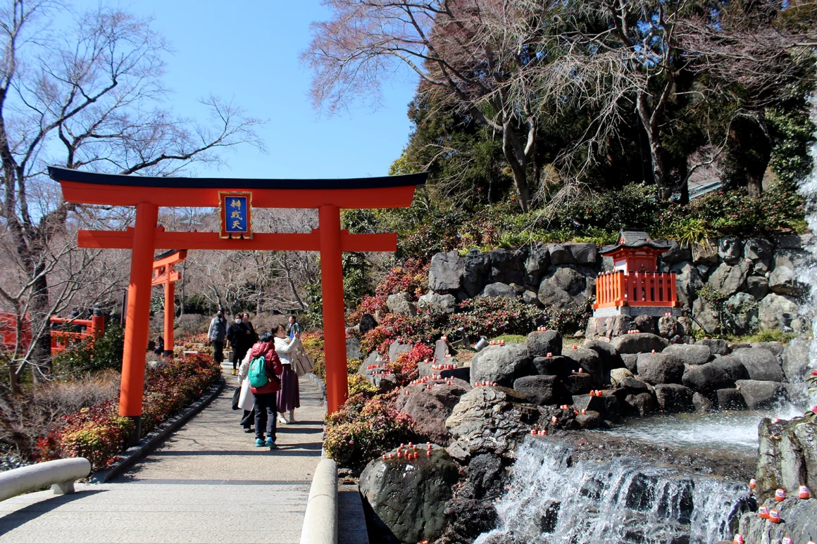 Los visitantes pueden colocar sus muñecos Daruma libremente por el complejo del templo. Rebecca Cairns/CNN