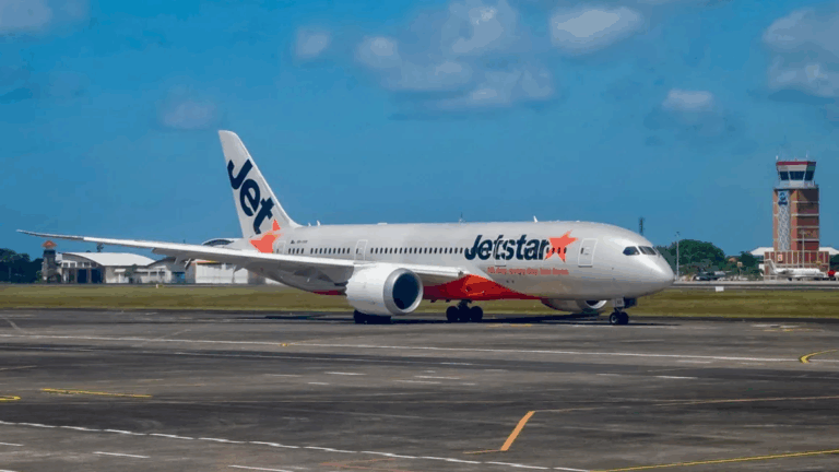 Terror a bordo: Vuelo da la vuelta después de que un pasajero intenta forzar la puerta del avión sobre el océano Índico