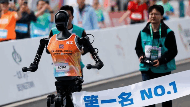 ¿Primera media maratón humanoide del mundo? Robots chinos compitieron contra humanos y perdieron por más de 1 km